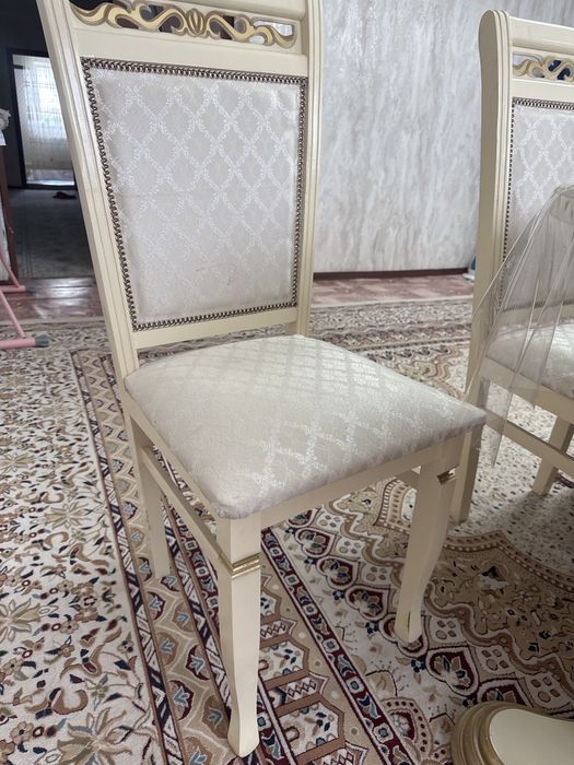 Стол со стульями