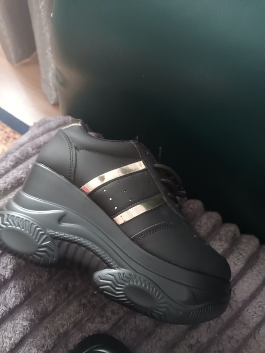 Adidasi cu talpa înaltă