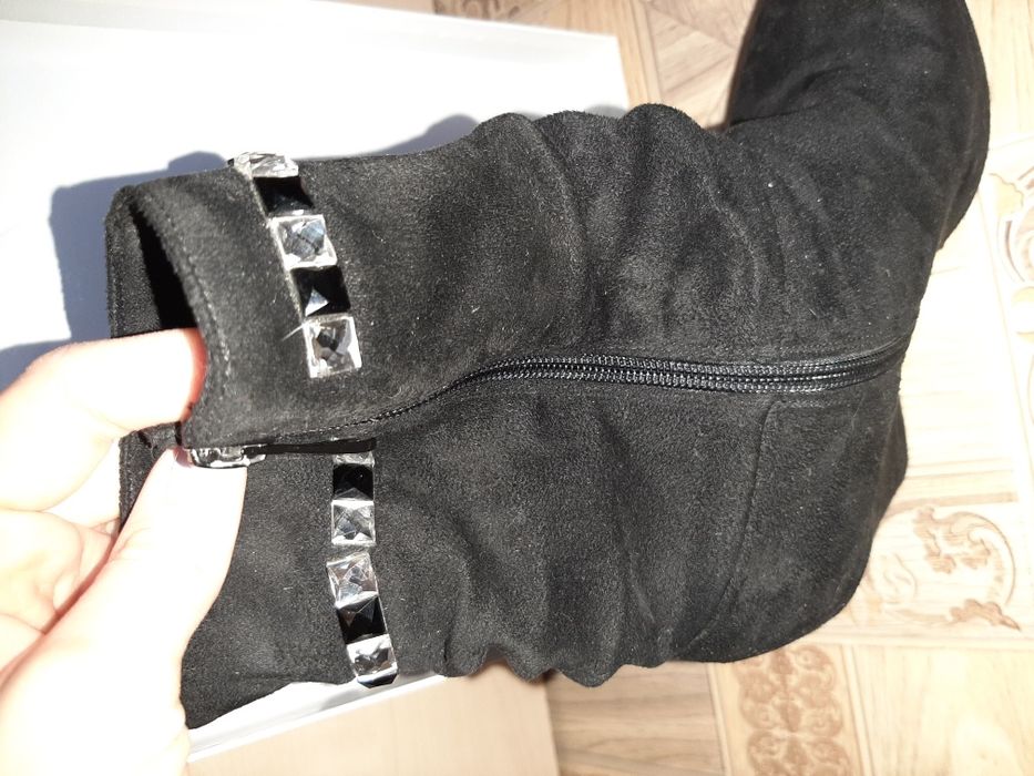 Продаю ботильоны на танкетке