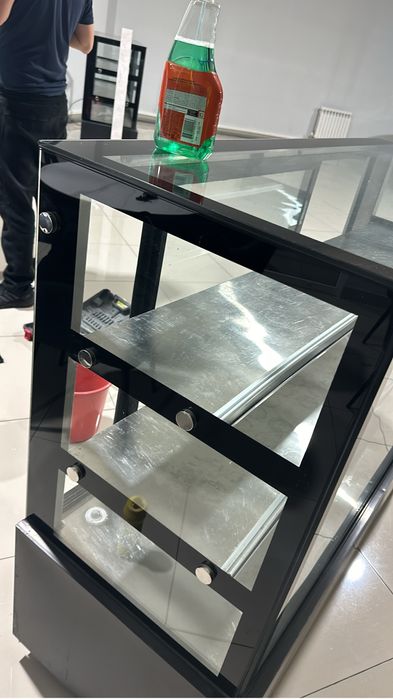 Продам витринный холодильник