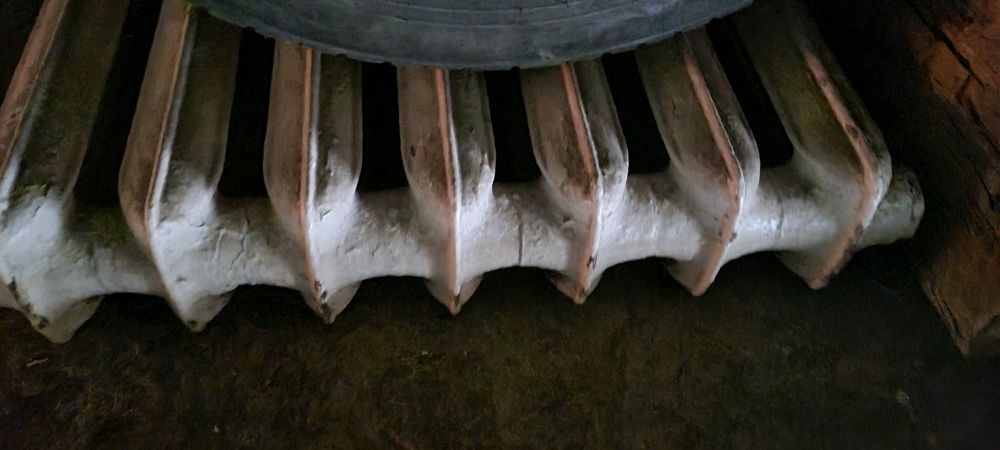 Продам батареи чугунные по 8секций