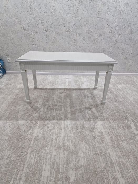 Столы обеденные коричневый и белый