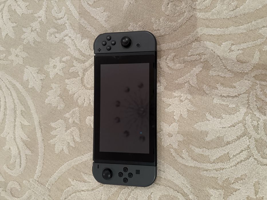 Продам Nintendo Switch + Joy-Con Grip
