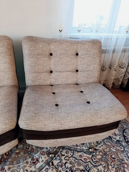 Продаю диван с двумя креслами