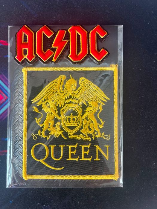 Метъл нашивки на Queen и AC/DC.