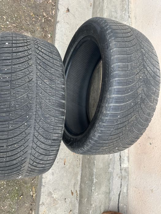 255/45/19 Good-Year M+S -235/45/19 dunlop 2 bucati