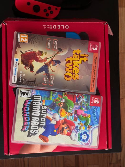 Nintendo Switch OLED – пълен комплект + 2 игри + допълнителни Joy-Con