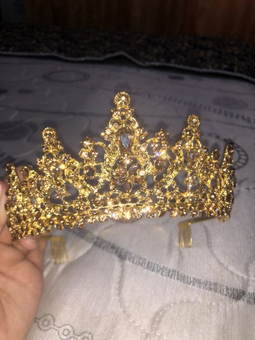 Yangi taqilmagan 2 ta karona, bitta tillaqosh va zirak.