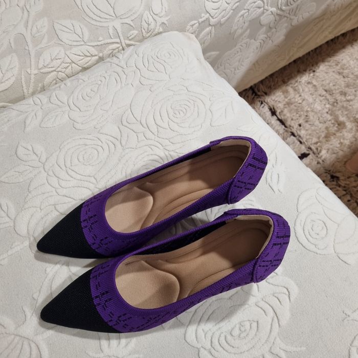 Нови обувки в лилаво и черно с токчета 5 см.Номер 38.