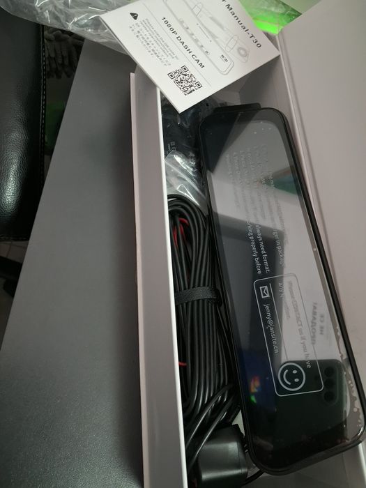 видеорегистратор (dashcam), който се монтира върху или замества оригиналното огледало за задно виждане в автомобила.