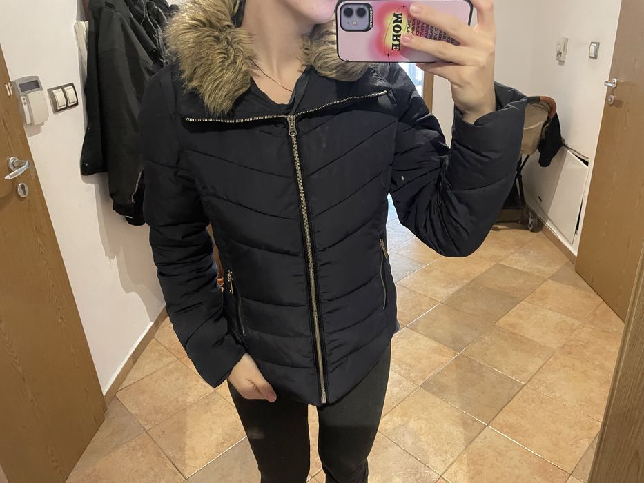 Тъмно синьо яке с пух BERSHKA