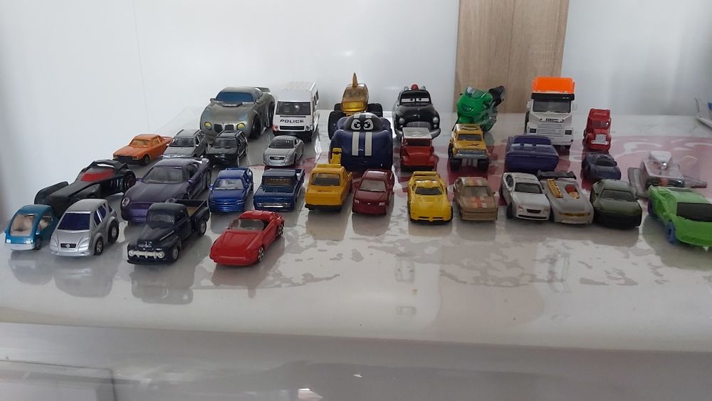 Метални играчки.