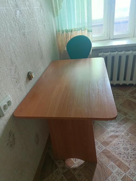 Стол кухонный в хорошем состоянии