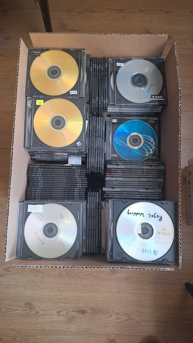 DVD дискове със записи с пластмасови кутийки