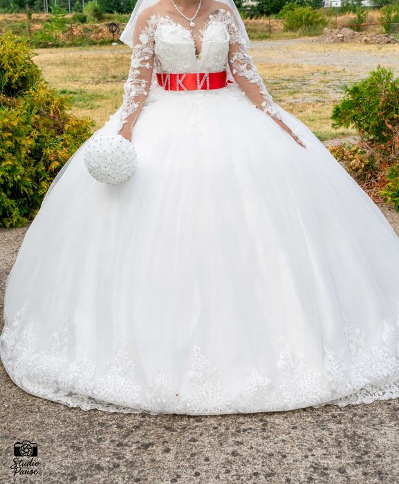 Нежна Лека и много красива сватбена рокля