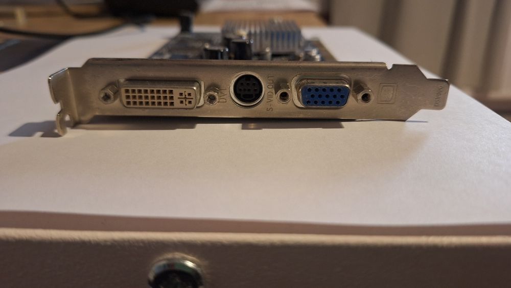 Placă video AGP Radeon 9550 128MB