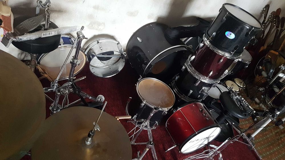 Барабани и Китари за ремонт от 40 лв. Китара 60 лв.