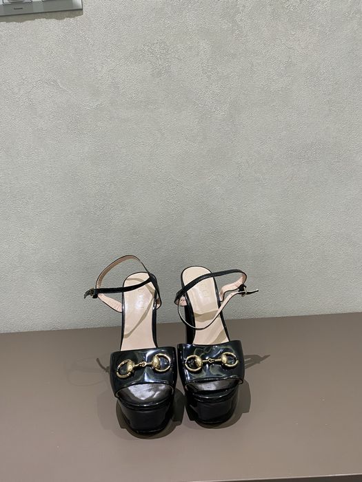 Каблук кожаные лаковые босоножки Gucci
