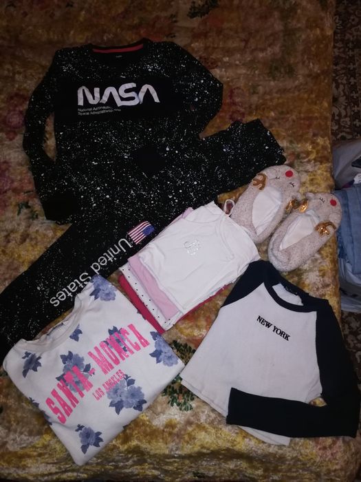Голям лот за момиче, пижама, потничета, блуза и подарък пантофки