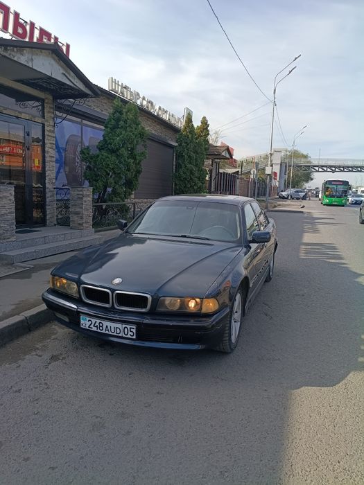 Продам BMW е38 механика на ходу