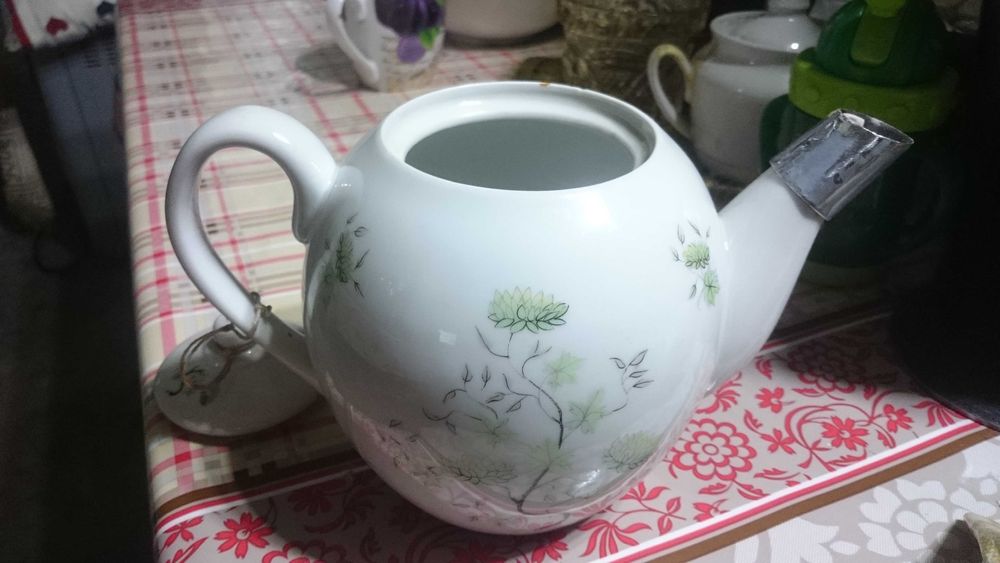 Чехословацкий заварочный чайник из белого фарфора на 1,5 литра