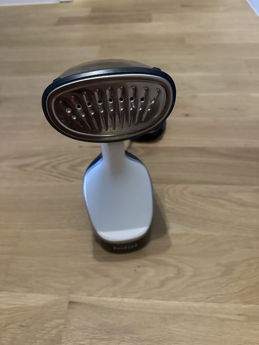 Aparat/fier de calcat vertical cu aburi