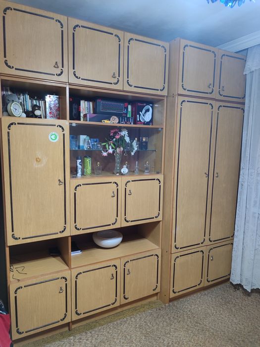 Продавам секция със двукрилен гардероб