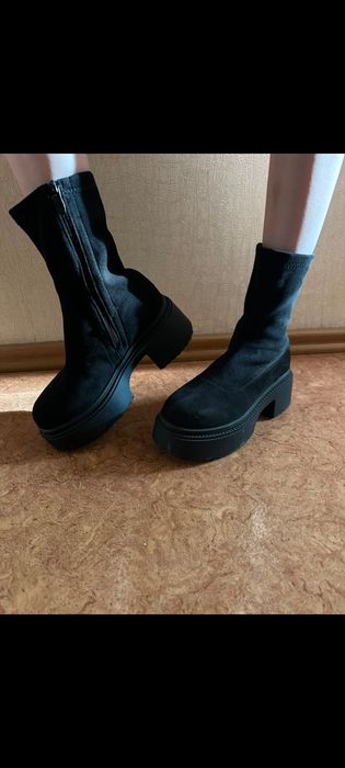 Продам женские ботинки