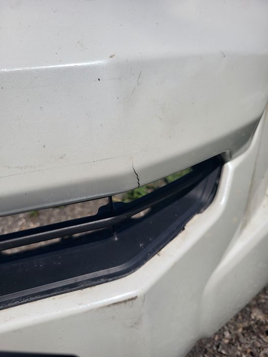Передний бампер,решотка  Toyota