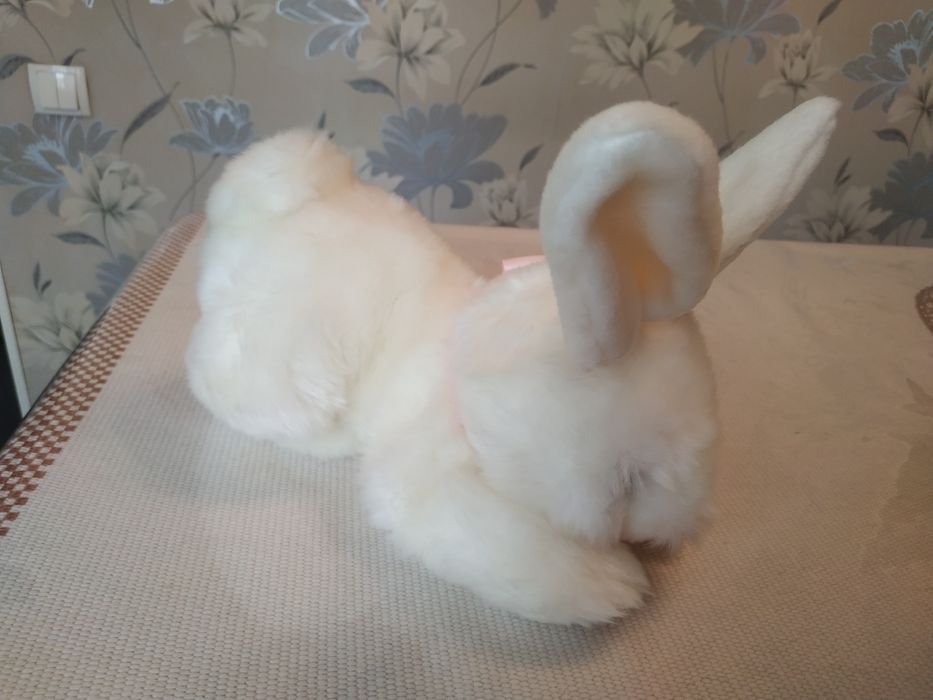 Продаю мягкую игрушку белого цвето.зайчика