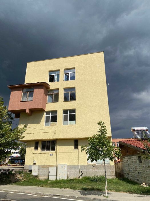 Половин етаж от сграда в центъра на гр. Джебел