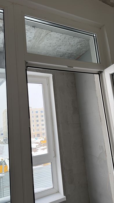 Пластиковая перегородка с дверью