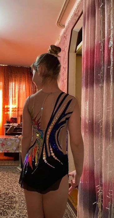 Купальник для художественной гимнастике. В отличном состоянии. 8-10 л