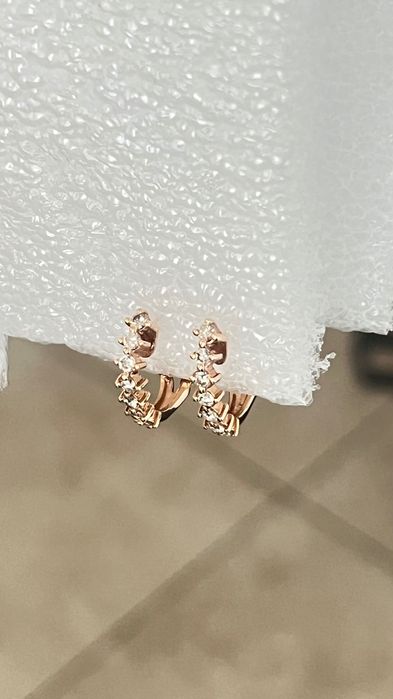 Cercei din aur 585 cu diamante – model tip șină, design elegant și rafinat