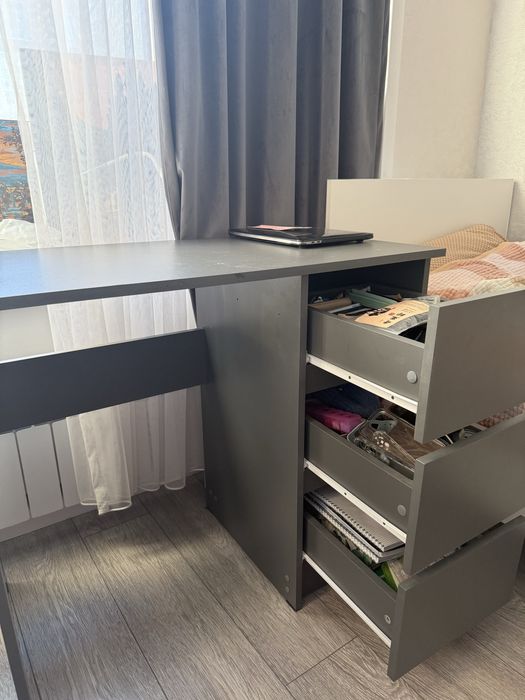 Стол серого цвета