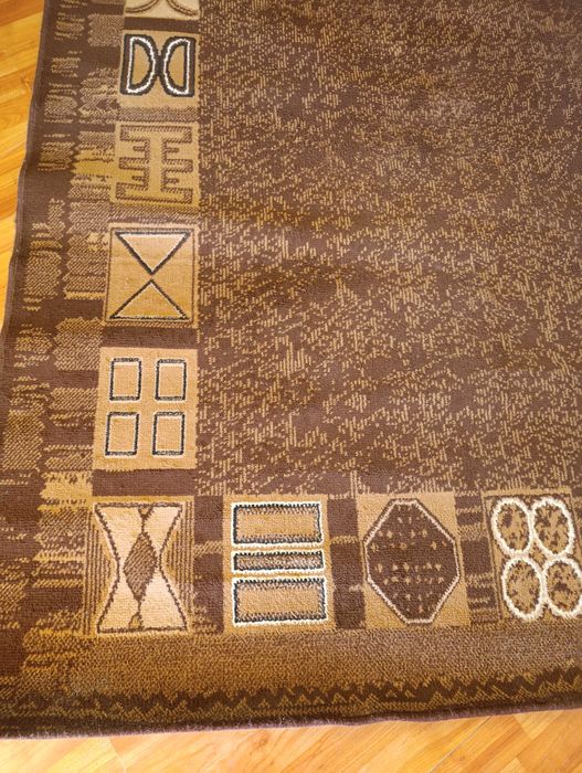 Продавам мокетен килим