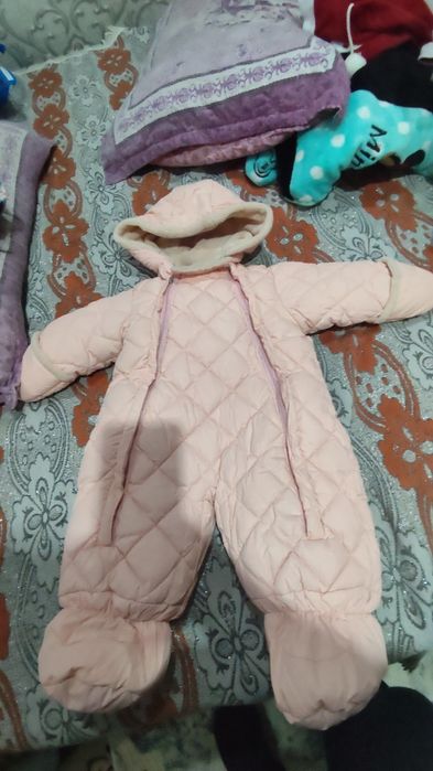 Продам зимний комбинезон на малышку с рождения