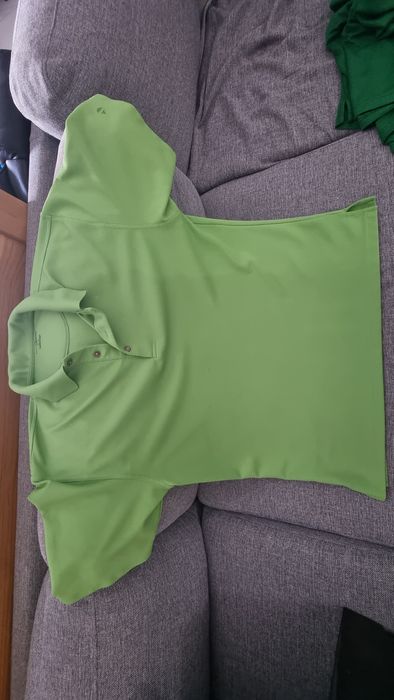 Vând 2 tricouri verzi, material sintetic, stil Polo/Golf