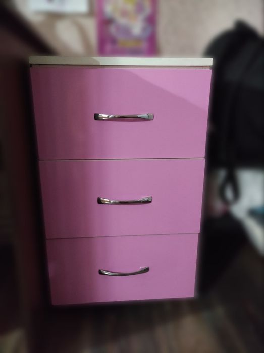 Комплект мебели из комода, тумбочки и кровати