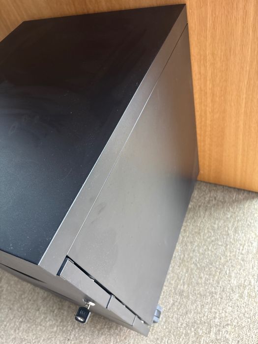 Метален шкаф с три чекмеджета