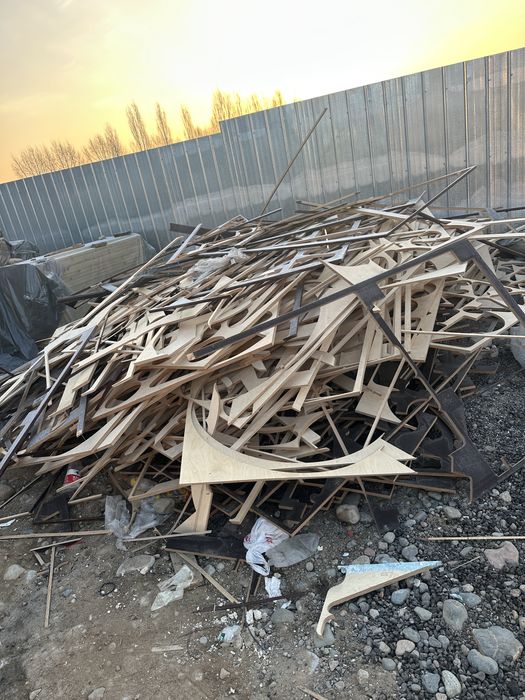 Обрезки фанеры, опилки