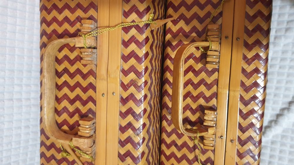 Чифт екзотични плетени куфари.