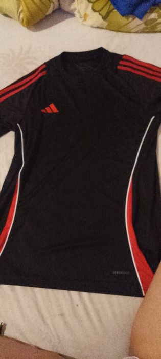 Vând doua tricouríi adidas aeroready