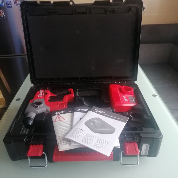 Перфоратор Milwaukee M12CH-0 НОВ+куфар и зарядно