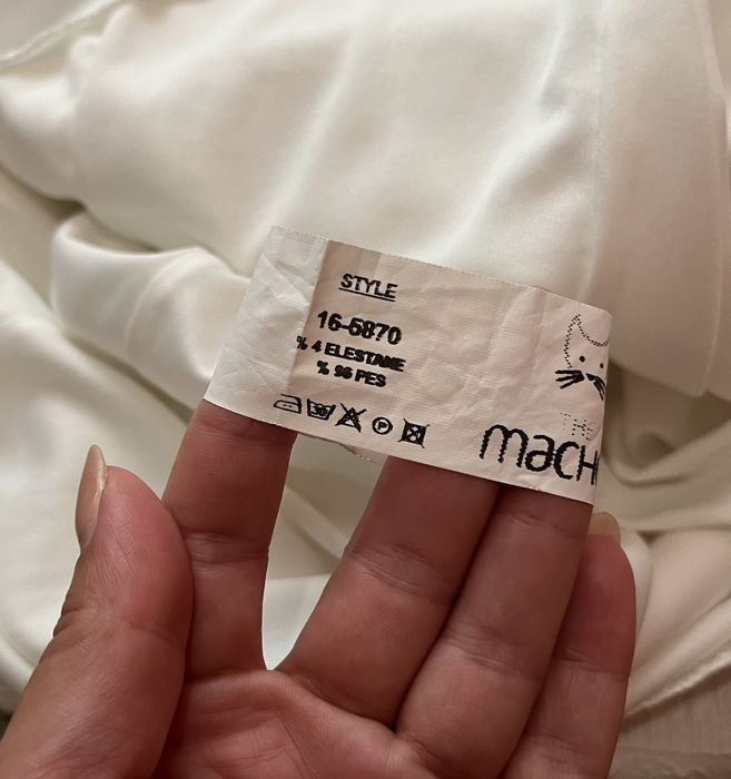 Бяла рокля с камъни