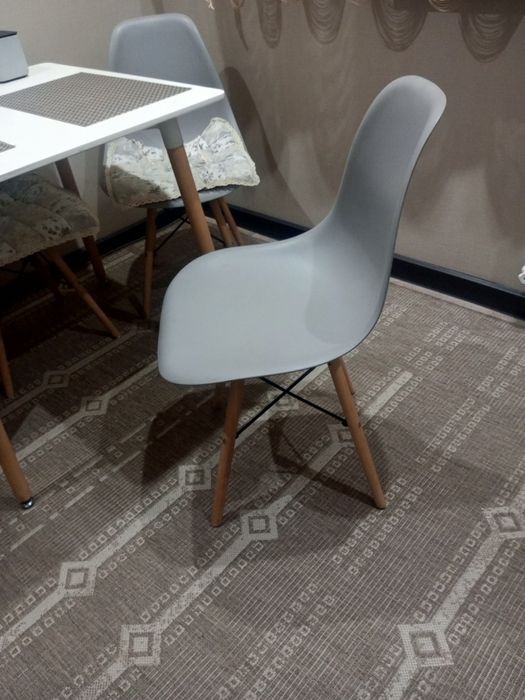 Продам стол и стулья для кухни