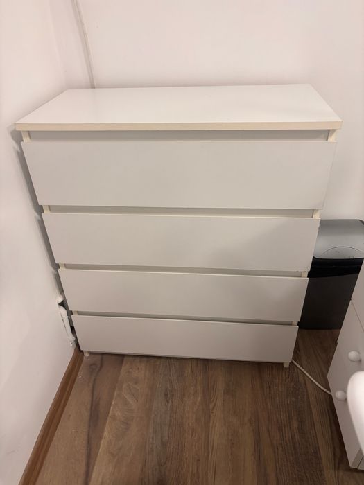 Vand comoda cu 4 sertare