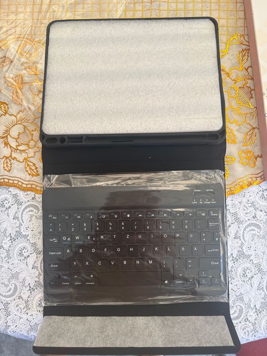 Husă cu tastatură pentru iPad Air 4 10.9” – Nouă Sigilată