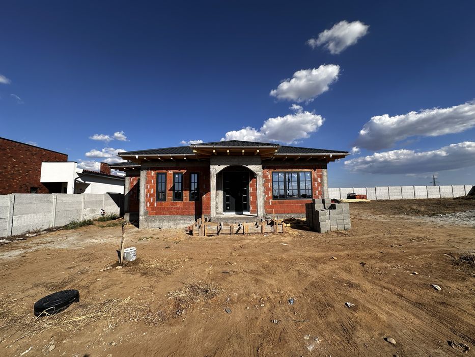 Casa parter, la rosu / Gaze, canalizare, curent si apa / zona Damila