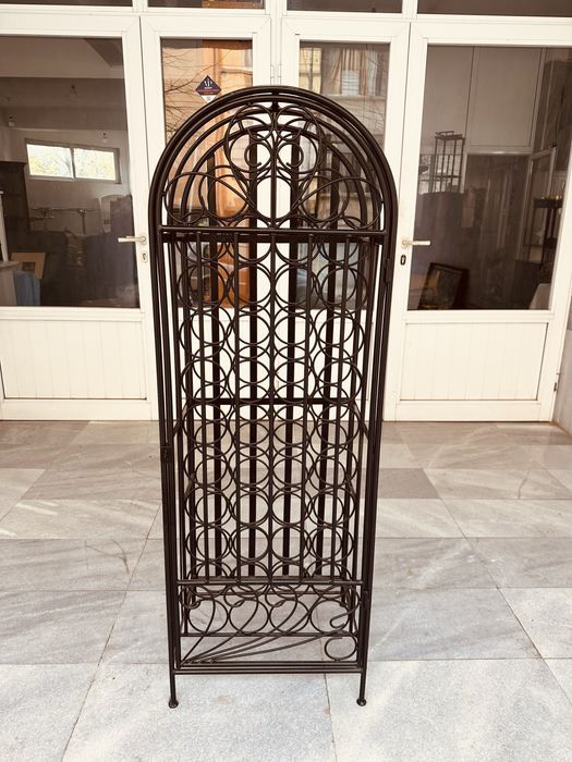 Масивен шведски винен шкаф от желязо за 45 бутилки